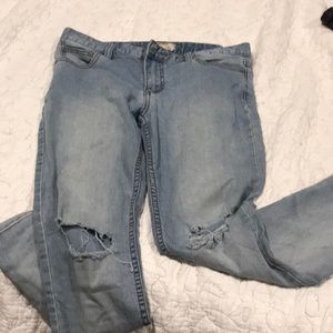 Free people distressed denim jeans in light wash size 28